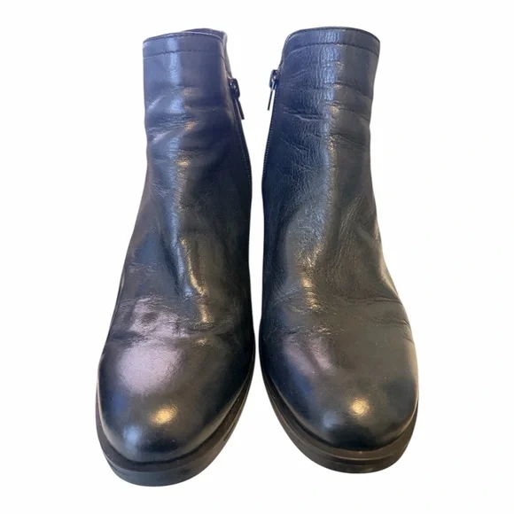 Born Women's Black Leather Ankle Booties Zip up size 9 - Picture 2 of 6
